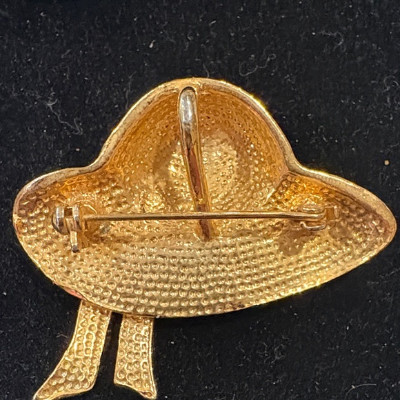 Elegant Red Hat Brooch Set - Picture 3 of 7